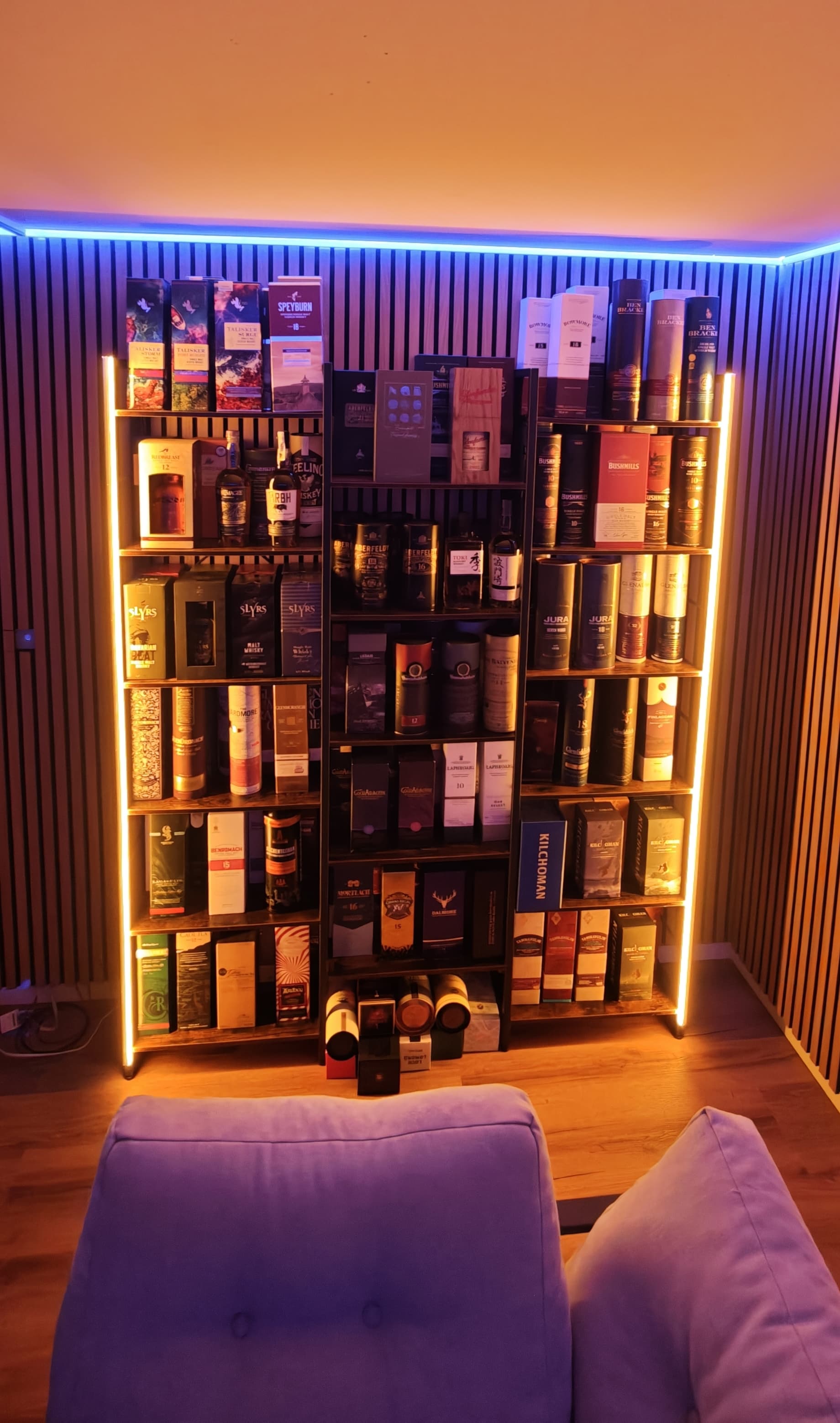 Beleuchtetes Whiskyregal